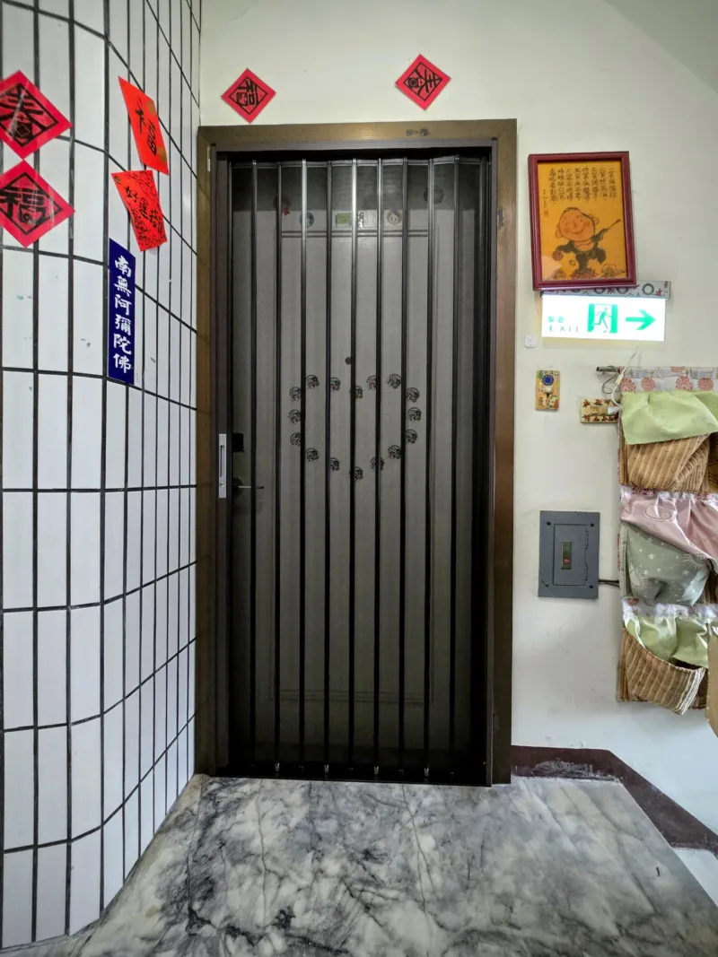 大樓玄關美學:打破傳統鐵門厚重感,換上優雅折疊紗門