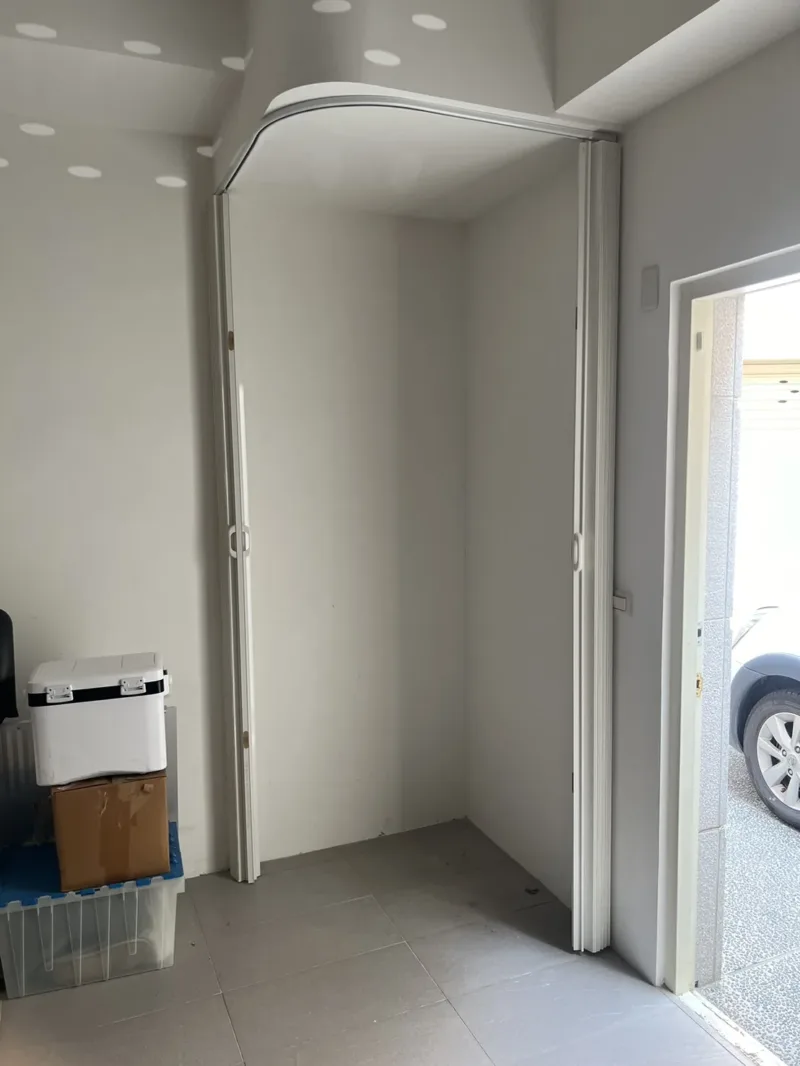 現代極簡車庫養成:純色PVC拉門與牆面一體化的美學