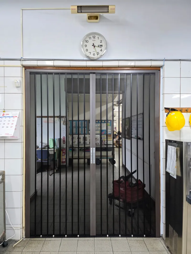 幼兒園廚房環境評鑑加分項:百褶金紗安裝