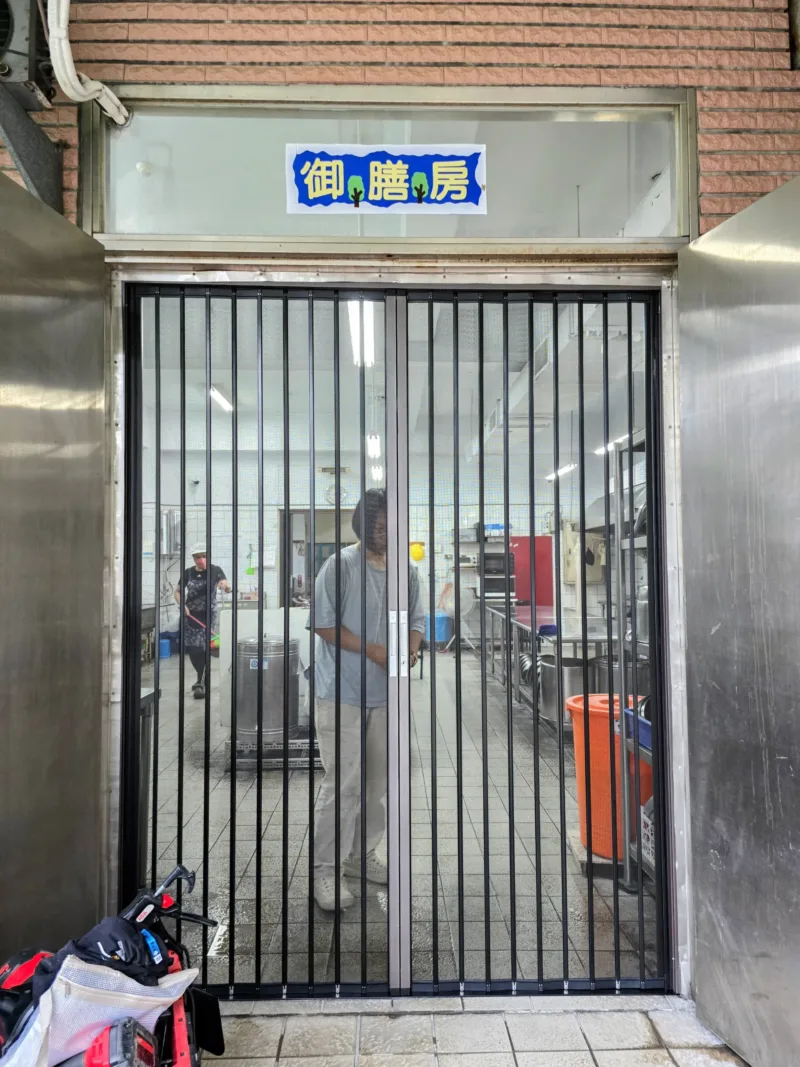打造最高標準校園廚房:百褶金紗在幼兒園修繕工程中的角色