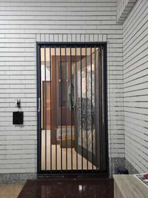 好室科技專業工程團隊為老客戶細心安裝車庫玄關金屬折疊紗門