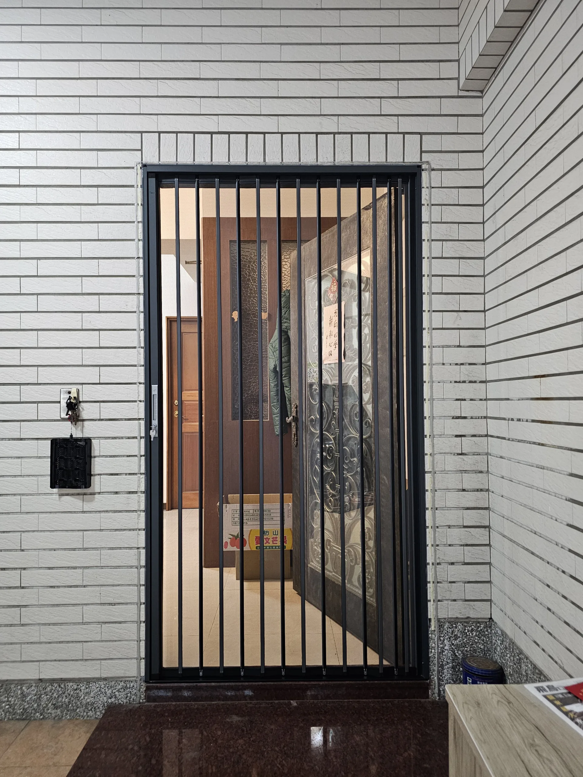 好室科技專業工程團隊為老客戶細心安裝車庫玄關金屬折疊紗門