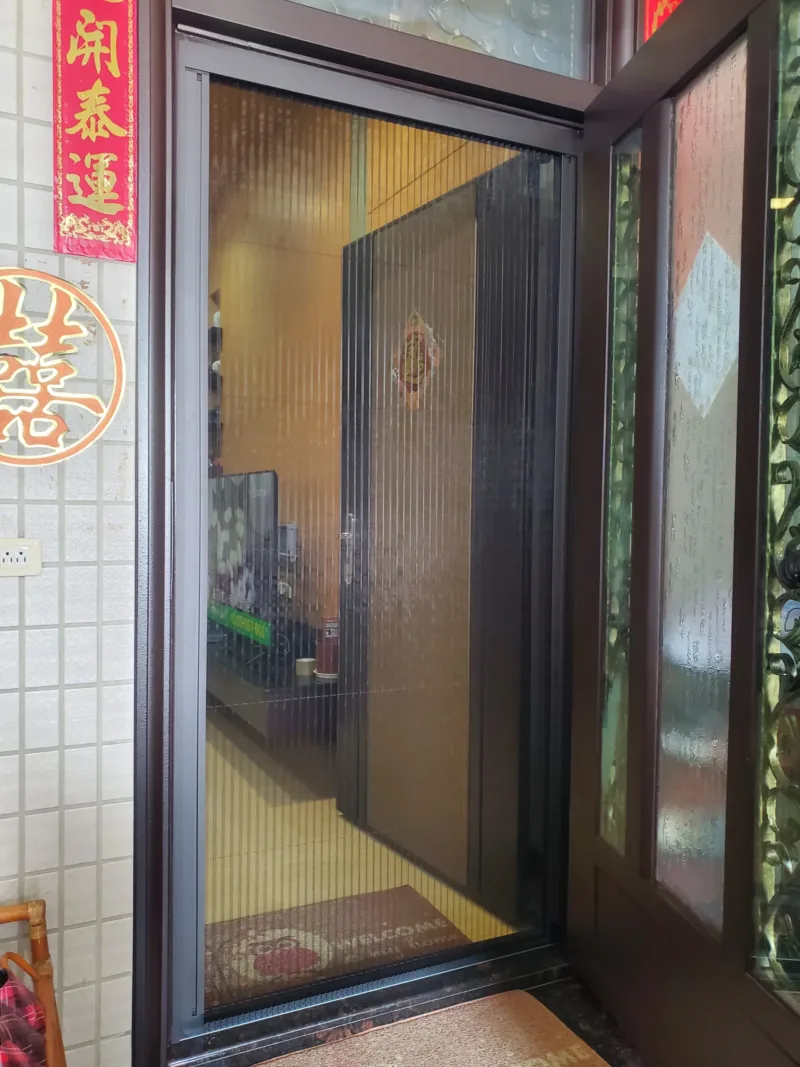 第四代無障礙折疊紗門完工全景,安裝於玄關大門處,防蚊且透光通風