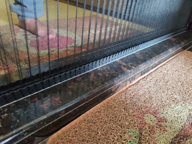 無障礙折疊紗門底部履帶導引結構特寫,開合順暢不卡頓