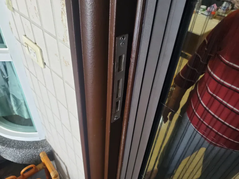 折疊紗門邊框磁吸與扣合結構特寫,確保關門時緊密防蚊"