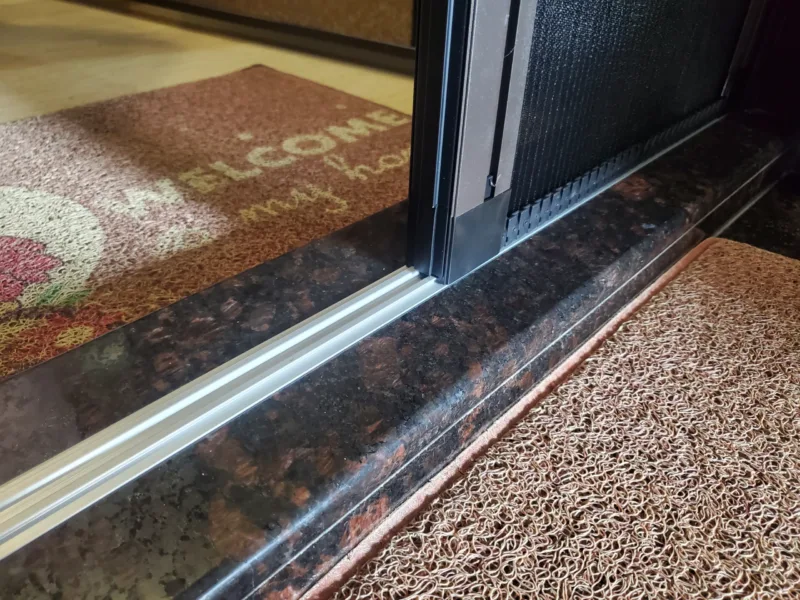 第四代無障礙折疊紗門特寫,展現無底軌極低軌道設計,避免長輩被絆倒