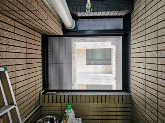 好室科技老客戶搬新家陽台折疊紗窗安裝實績，精準密合管線與框體結構防蚊完封