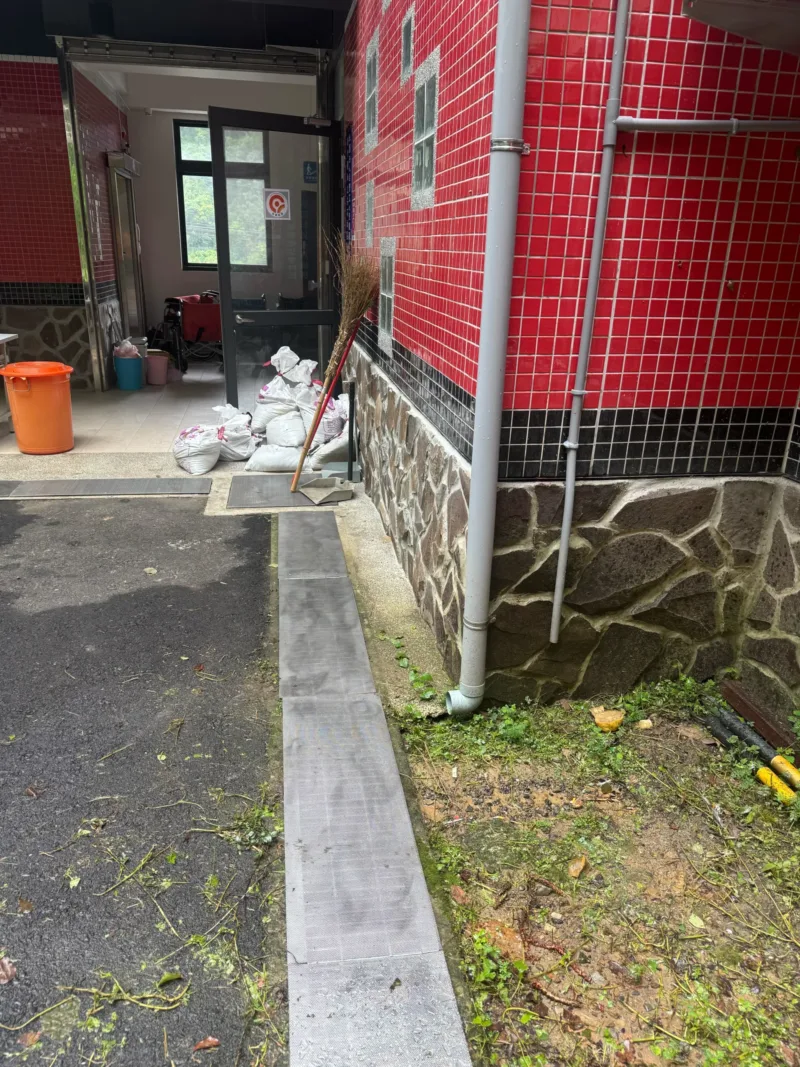 山區水溝防落葉推薦-好室科技不鏽鋼細網阻絕落葉與排水溝淤積