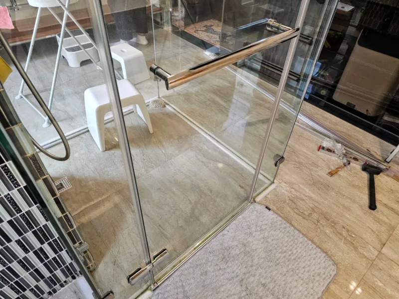 玻璃門底部細節與施工工具,展現好室科技在更換止水條時的專業與細膩度。
