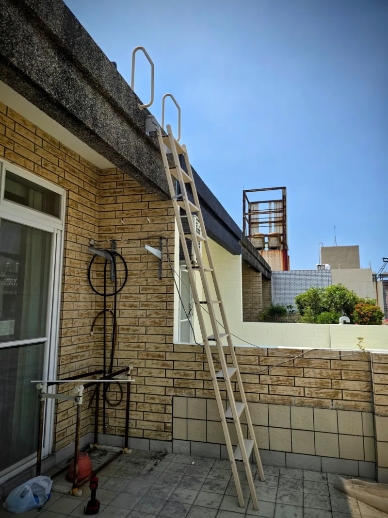 從陽台直達頂樓的香檳色佛斯特爬梯完工實景,告別傳統難爬的白鐵圓管,寬平踏板大幅提升攀爬的安全性。