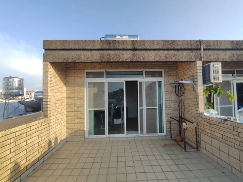 好室科技透天厝頂樓動線改造施工前實景,前方露臺空間寬敞且上方無遮蔽物,是安裝佛斯特安全爬梯的絕佳條件。