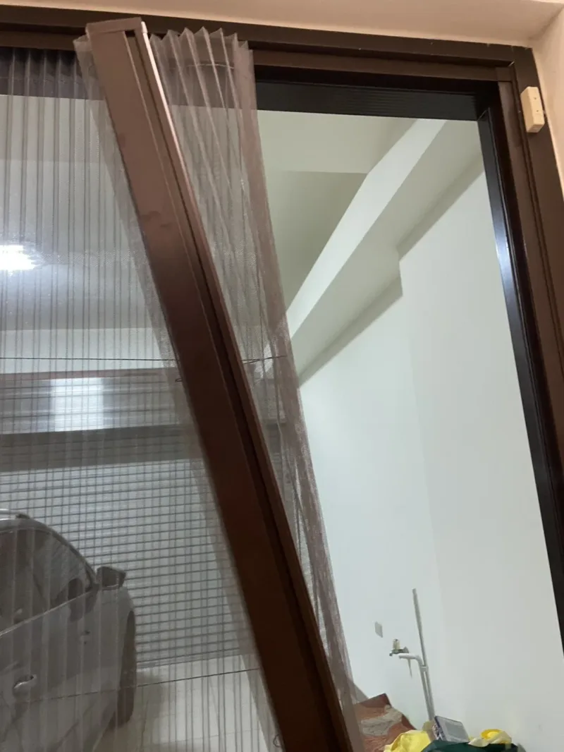 疑似被米奇咬斷走線的傳統隱形折紗門損壞實況