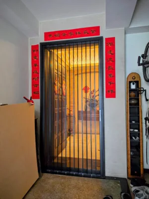 好室科技安裝玄關金屬折疊紗門，上下軌道設計滑順且附有簡易鎖，解決舊式履帶斷裂危機