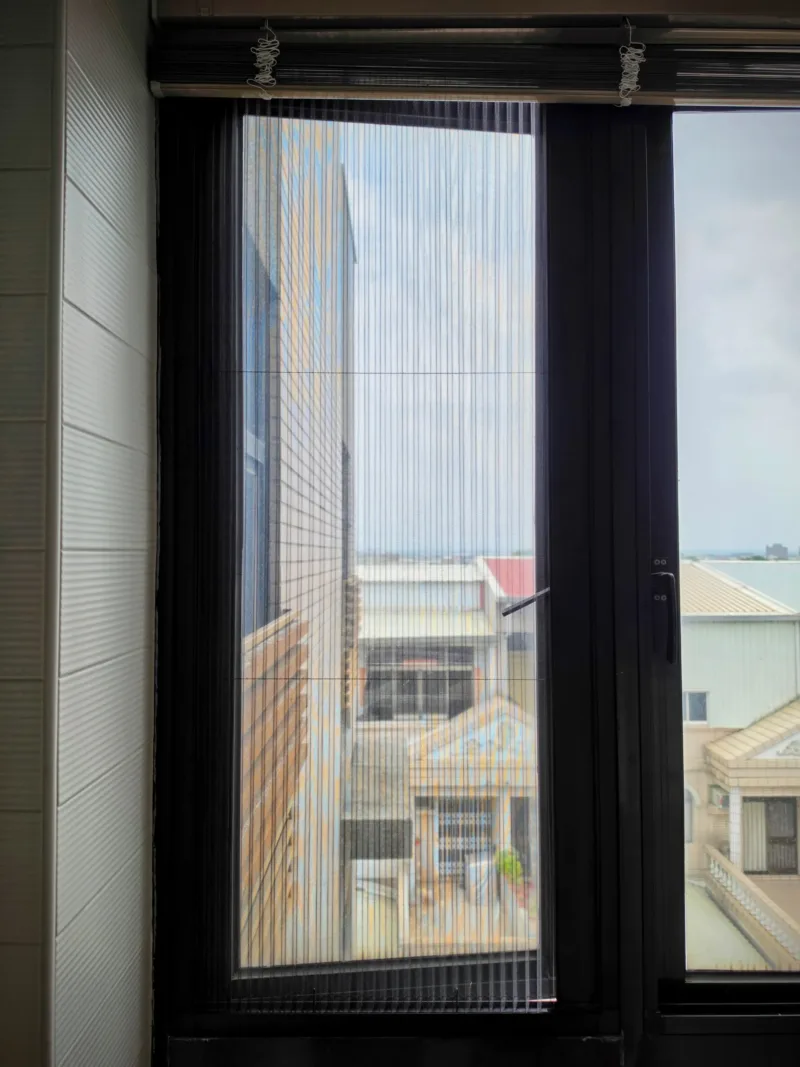 浴室推開窗換裝專利快拆紗網,免拆外框即可輕鬆替換清洗,日後維護不求人
