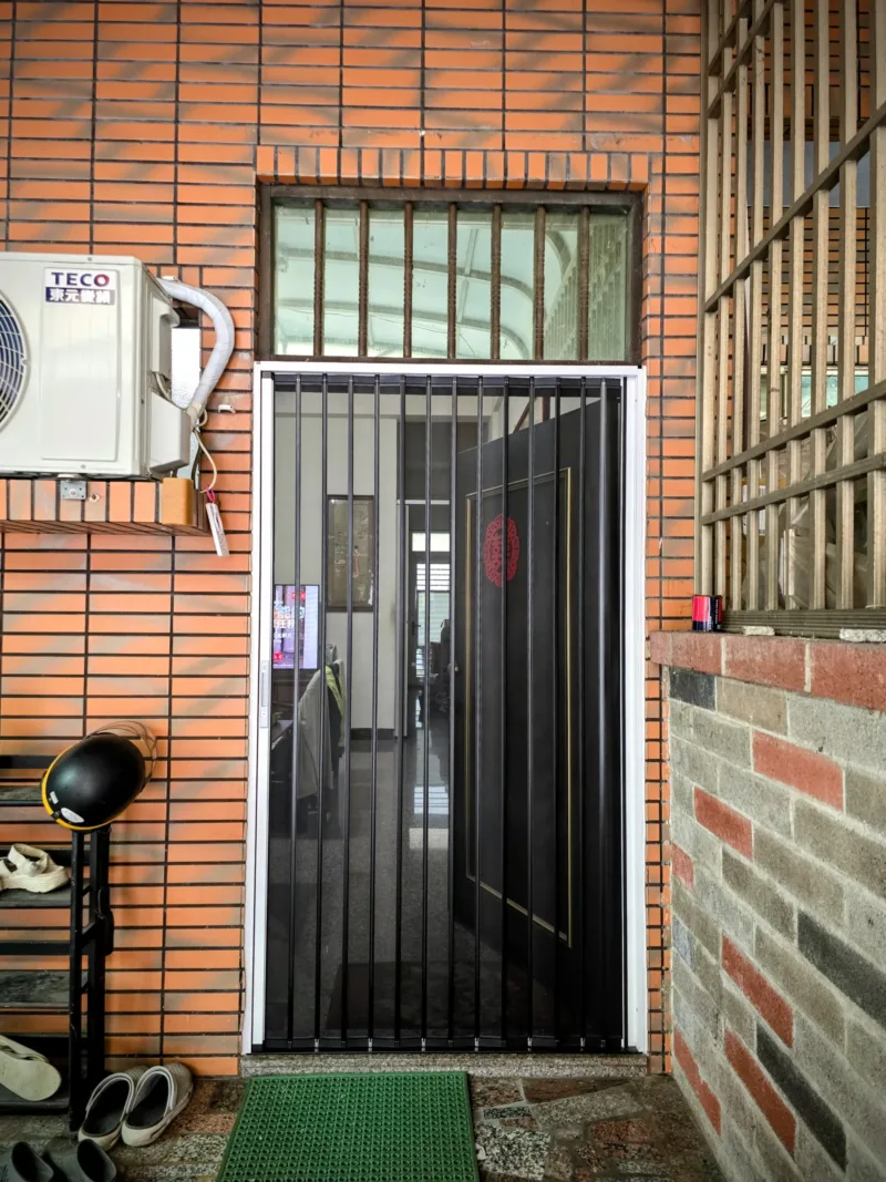 左上方有窗型冷氣平台,採用左右橫拉設計的金屬折紗完美避開了傳統門片的迴轉空間,讓進出動線更順暢安全。