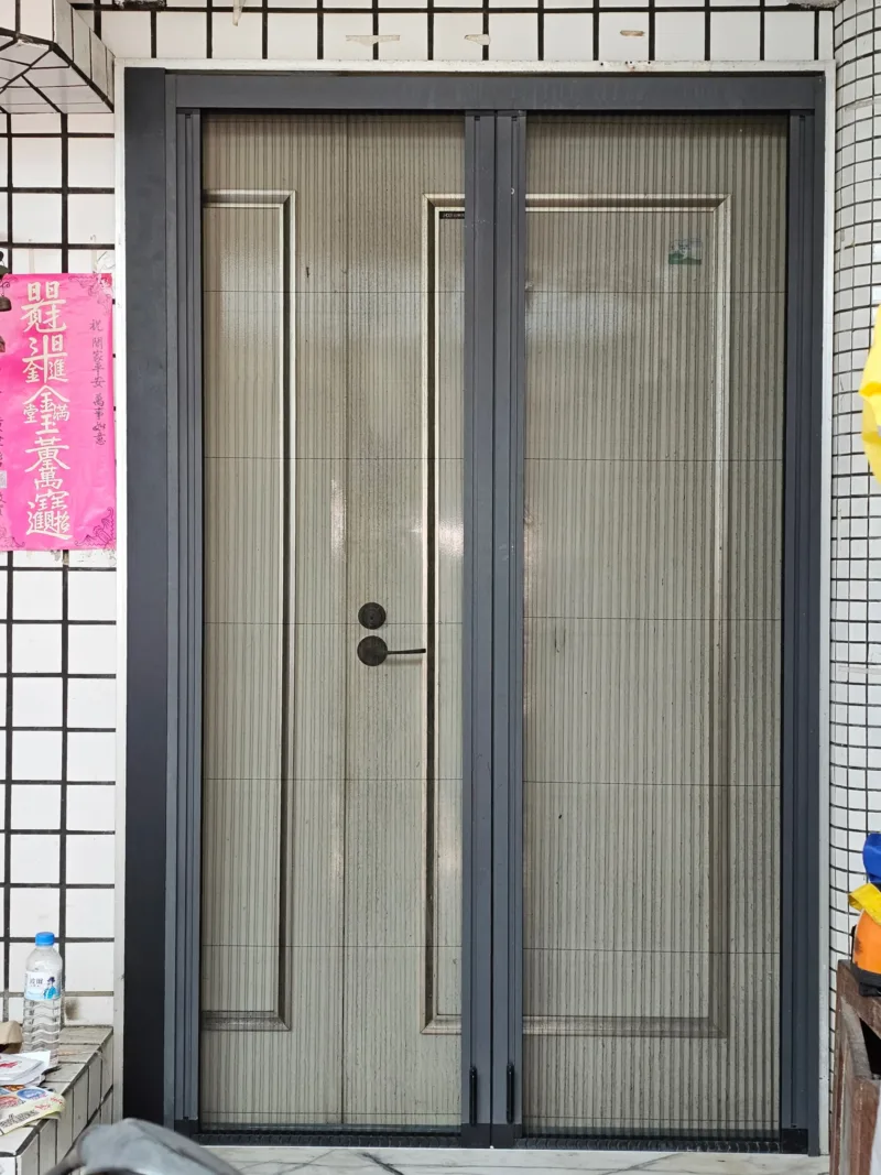 鄰居大門安裝深灰色雙開無障礙折疊紗門完工照